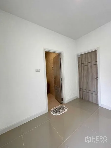 บ้าน ขายในNuea Khlong, Krabi - โถงชั้นล่างปูแกรนิตโต้เงา มีประตูเข้าสู่ห้องน้ำและห้องเก็บของ