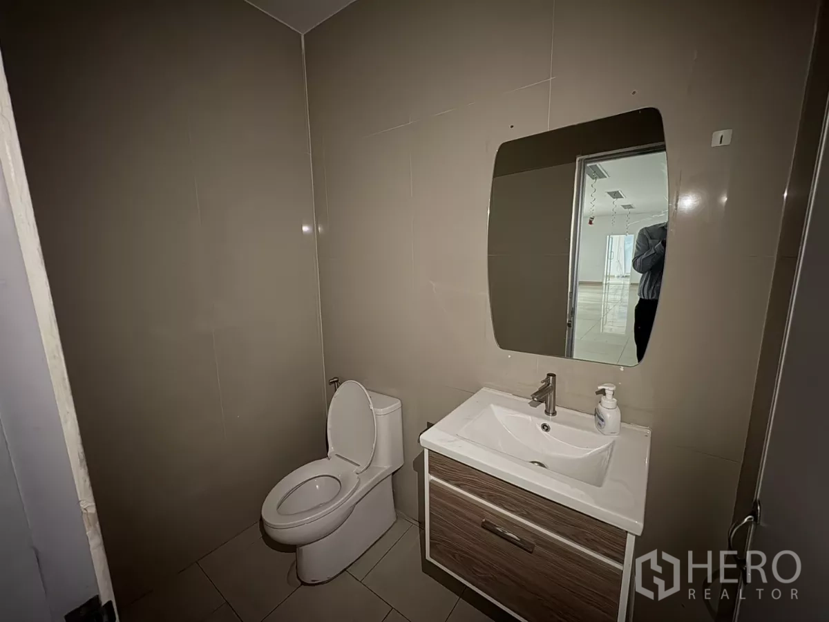 คลังสินค้า ให้เช่าในBang Phli, Samut Prakan - ห้องน้ำสมัยใหม่ พร้อมโถสุขภัณฑ์ อ่างล้างหน้า และกระจกติดผนัง.