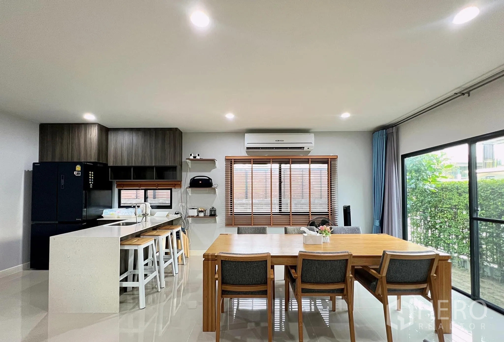 บ้าน ให้เช่าหรือขายในLam Luk Ka, Pathum Thani - ครัวสมัยใหม่ไอแลนด์พร้อมที่นั่ง ตู้เข้ม และโต๊ะทานอาหาร