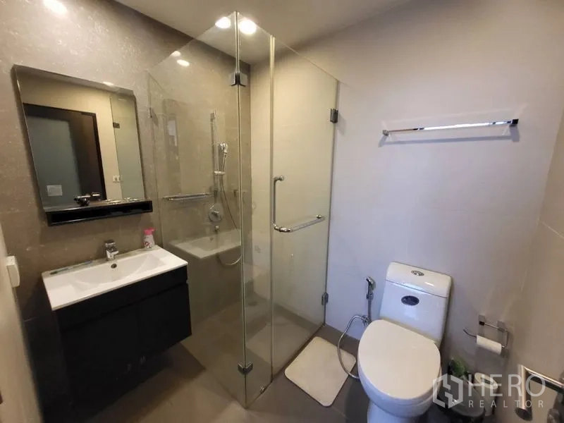 คอนโด ให้เช่าหรือขายในPhaya Thai, Bangkok - ห้องน้ำสไตล์โมเดิร์นพร้อมตู้กระจกอาบน้ำ อ่างล้างหน้า และโถสุขภัณฑ์