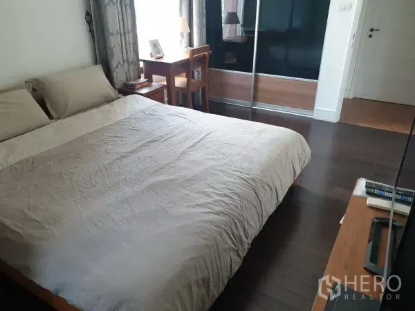 คอนโด ให้เช่าหรือขายในKhlong Toei, Bangkok - มุมมองห้องนอนใหญ่เห็นตู้เสื้อผ้าบานเลื่อน โต๊ะทำงาน และชั้นวางทีวี.