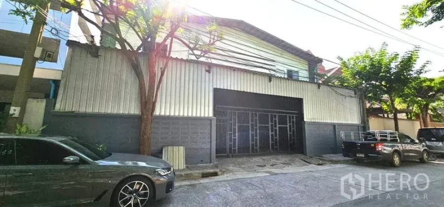 Warehouse for rent in Chatuchak, Bangkok - Front facade of warehouse with secure double gate and on-street parking in a quiet Chatuchak lane.