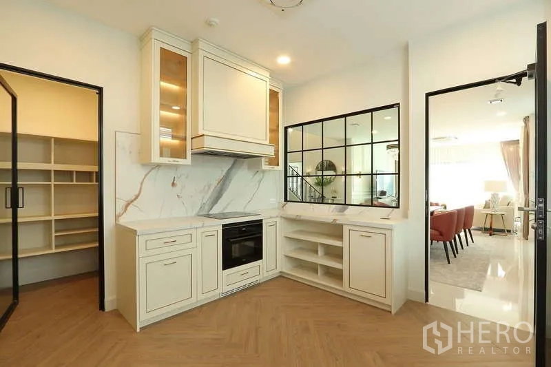 บ้าน ให้เช่าในSaphan Sung, Bangkok - ด้านหน้าแบบมีกำแพงและประตูรั้วของบ้านเดี่ยวสองชั้นสไตล์โมเดิร์น