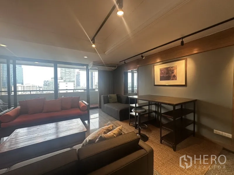 คอนโด ขายในWatthana, Bangkok - มุมนั่งเล่นติดหน้าต่างสูงชมวิวเมือง พร้อมโต๊ะทำงานและโซฟา