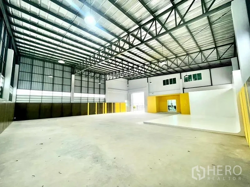 คลังสินค้า ขายในLam Luk Ka, Pathum Thani - พื้นที่โกดังโล่ง เพดานสูงโครงเหล็ก 6.6 ม. พร้อมประตูโหลดสินค้า