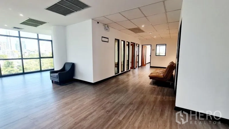 Office Space for rent in Watthana, Bangkok - Open workspace with corner glazing, corridor and abundant natural light.
