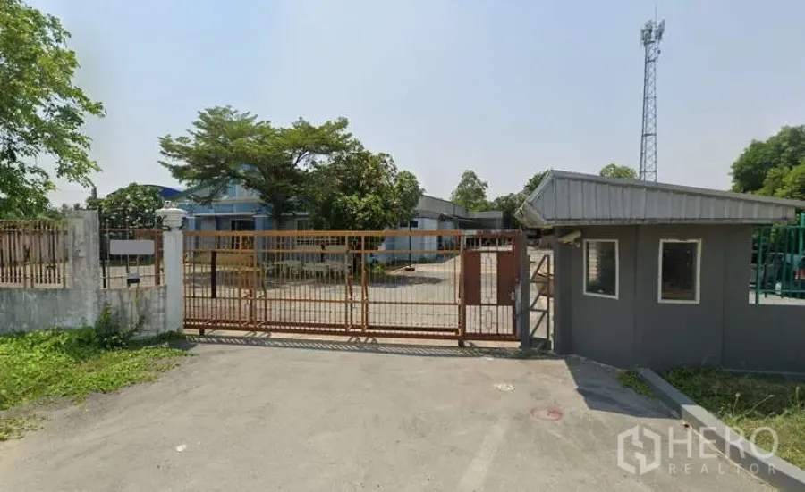 Warehouse for rent in Sam Phran, Nakhon Pathom - Secure front gate and perimeter fencing of the warehouse compound.