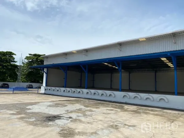 工厂 出租在Nonthaburi - 工厂外立面，带遮棚装卸位和大型混凝土院场