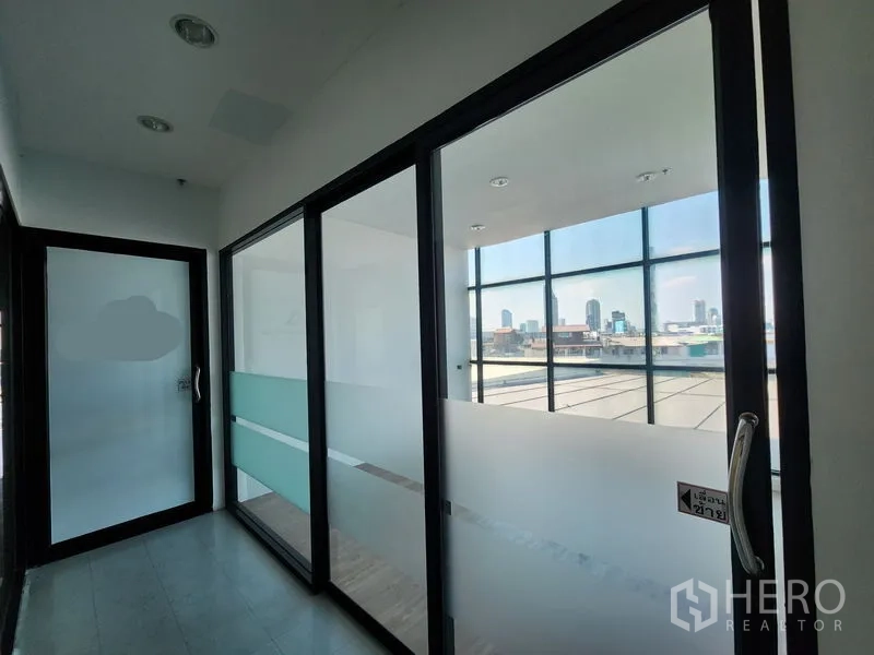 พื้นที่ขายปลีก ให้เช่าในBang Rak, Bangkok - โถงกระจกพร้อมประตูเลื่อน มองเห็นวิวเมือง