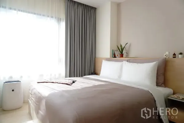 公寓 出租在Pathum Wan, Bangkok - 明亮卧室，设大窗、灰色窗帘与双人床