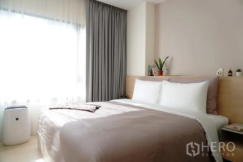 公寓 出租在Pathum Wan, Bangkok - 明亮卧室，设大窗、灰色窗帘与双人床