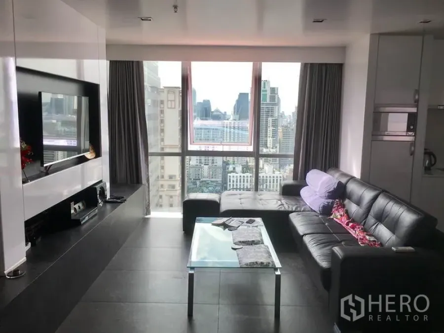 คอนโด ให้เช่าในWatthana, Bangkok - ห้องนั่งเล่นสไตล์โมเดิร์น โซฟาหนัง โต๊ะกระจก และกระจกบานใหญ่ชมวิวเมืองกรุงเทพฯ