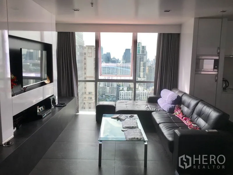 คอนโด ให้เช่าในWatthana, Bangkok - ห้องนั่งเล่นสไตล์โมเดิร์น โซฟาหนัง โต๊ะกระจก และกระจกบานใหญ่ชมวิวเมืองกรุงเทพฯ