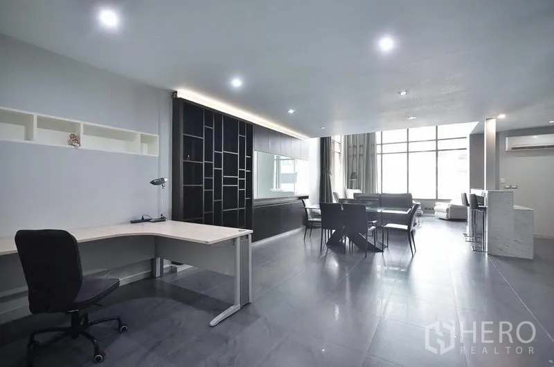 คอนโด ให้เช่าในKhlong Toei, Bangkok - มุมทำงานกว้างพร้อมโต๊ะและชั้นวางของในพื้นที่นั่งเล่นแบบโอเพ่น