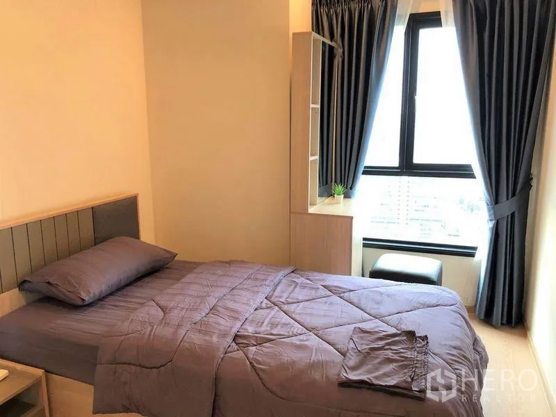 คอนโด ขายในSuan Luang, Bangkok - ห้องนอนที่สอง เตียงเดี่ยว ตู้ชั้นวาง และหน้าต่างมุมสูงวิวเมือง