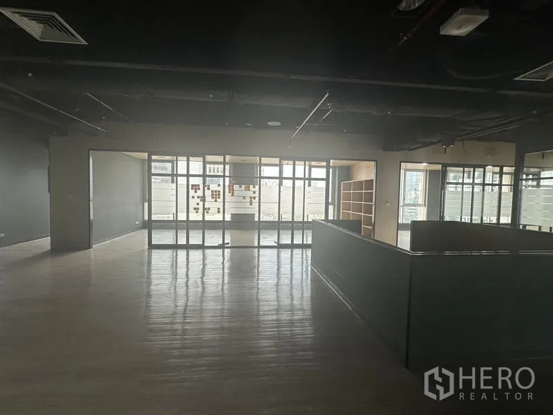 办公空间 出租在Bang Rak, Bangkok - 大型空间，中央半高前台与玻璃会议室