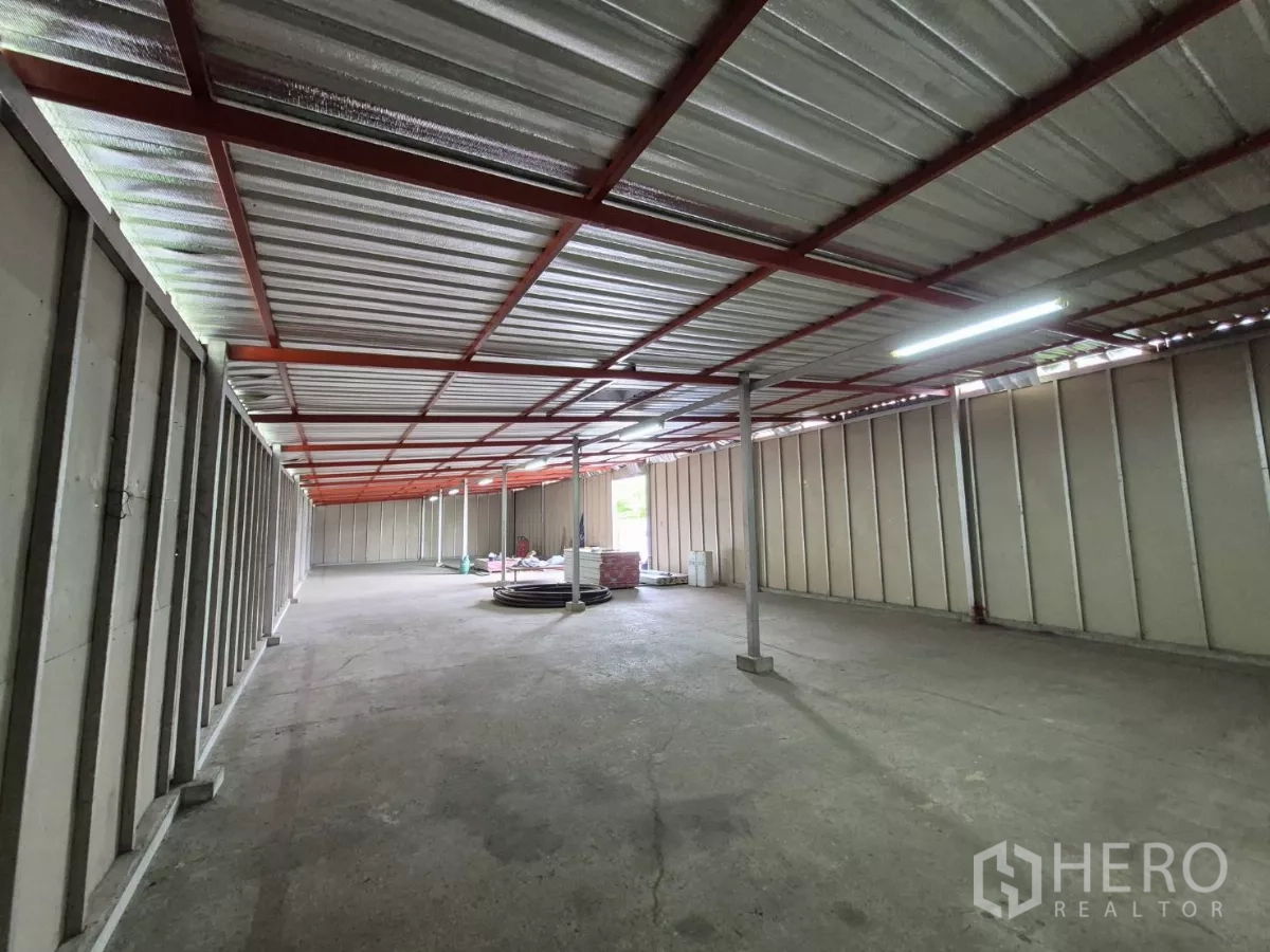 货栈 出租在Mueang Pathum Thani, Pathum Thani - 纵深仓库空间，钢结构天花，明亮灯带与通透地面。