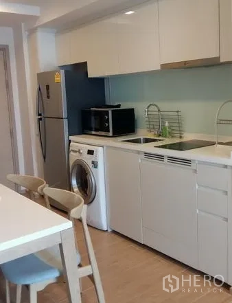 คอนโด ให้เช่าในWatthana, Bangkok - ครัวขนาดกะทัดรัดพร้อมตู้เย็น ไมโครเวฟ เครื่องซักผ้า และโต๊ะทานข้าว