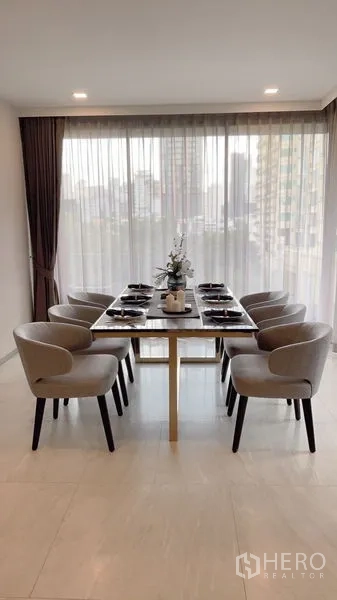 公寓 出租在Watthana, Bangkok - 正式餐桌可坐八人，透过巨窗欣赏城市天际线。