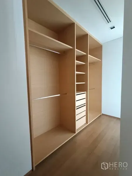 公寓 出租或出售在Bang Rak, Bangkok - 内置步入式衣帽间，浅色木质层架、抽屉与挂衣空间。