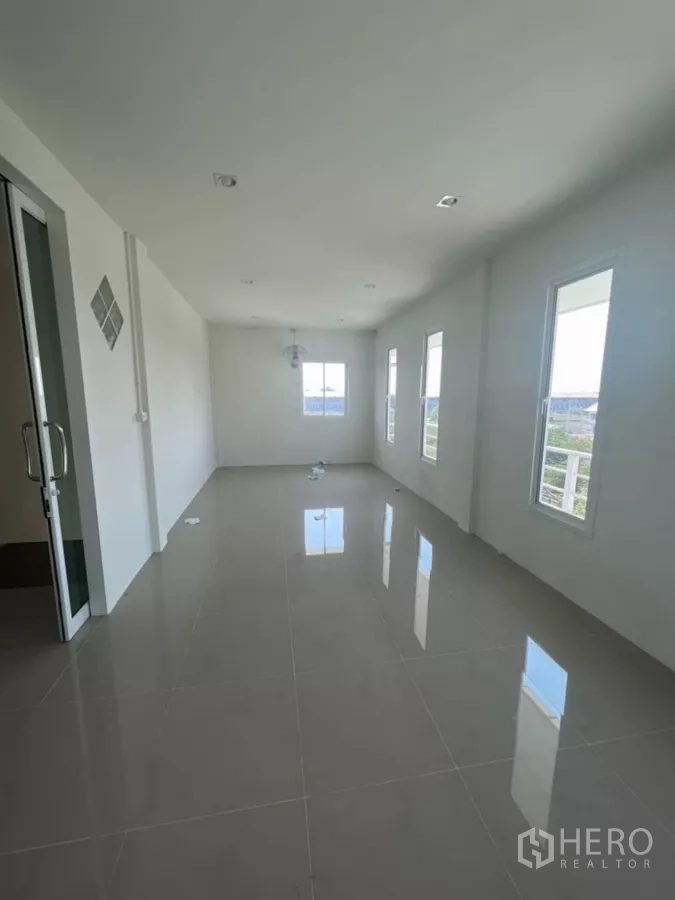 带办公室的家 出租在Prawet, Bangkok - 狭长开放式办公区，多扇窗与光亮地面。