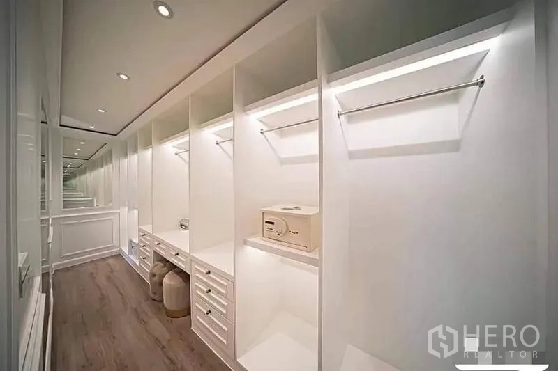 คอนโด ให้เช่าหรือขายในWatthana, Bangkok - วอล์กอินคลอเซ็ตพร้อมตู้บิวท์อินมีไฟ ลิ้นชัก และตู้เซฟส่วนตัว