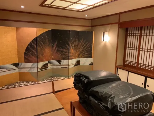 零售空间 出租在Bang Rak, Bangkok - 榻榻米房，装饰折屏、内置柜与暖色顶灯。