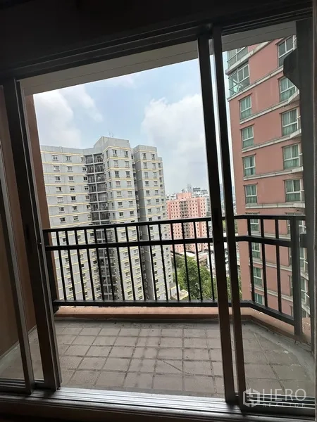 公寓 出租或出售在Yan Nawa, Bangkok - 私人阳台黑色栏杆，眺望周边高楼与天际线。
