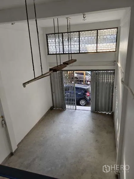 อาคารพาณิชย์ ให้เช่าในBang Na, Bangkok - มุมมองจากชั้นลอย เห็นประตูเหล็กยืดและช่องแสงด้านหน้า