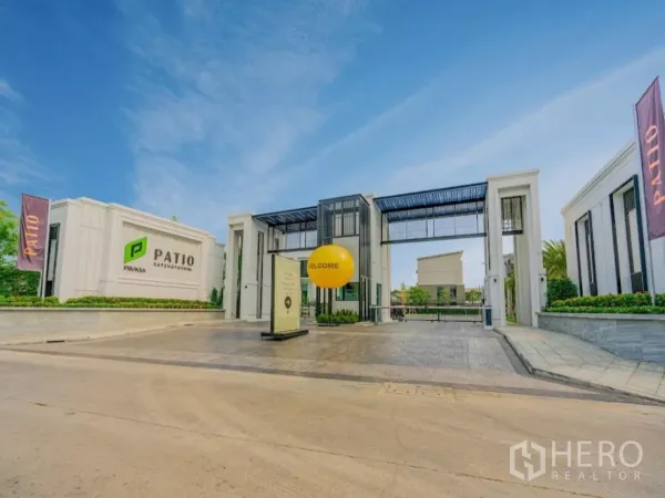 ทาวน์เฮาส์ ให้เช่าในChatuchak, Bangkok - ซุ้มทางเข้าโครงการ Patio Ratchayothin พร้อมระบบรักษาความปลอดภัยและป้ายโครงการ