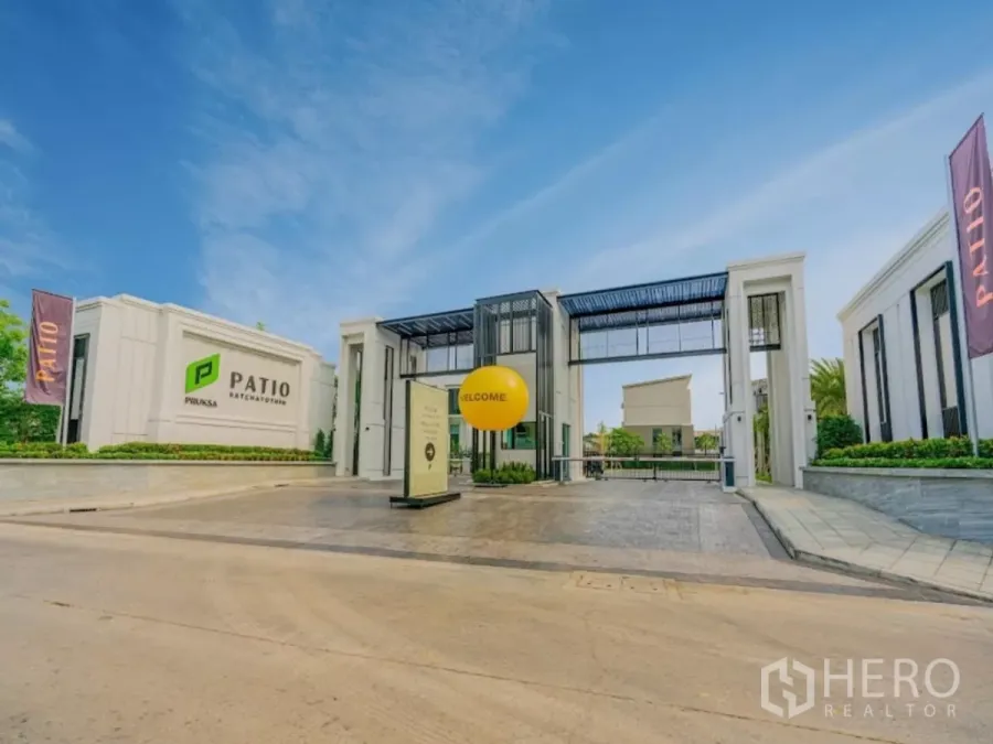 ทาวน์เฮาส์ ให้เช่าในChatuchak, Bangkok - ซุ้มทางเข้าโครงการ Patio Ratchayothin พร้อมระบบรักษาความปลอดภัยและป้ายโครงการ