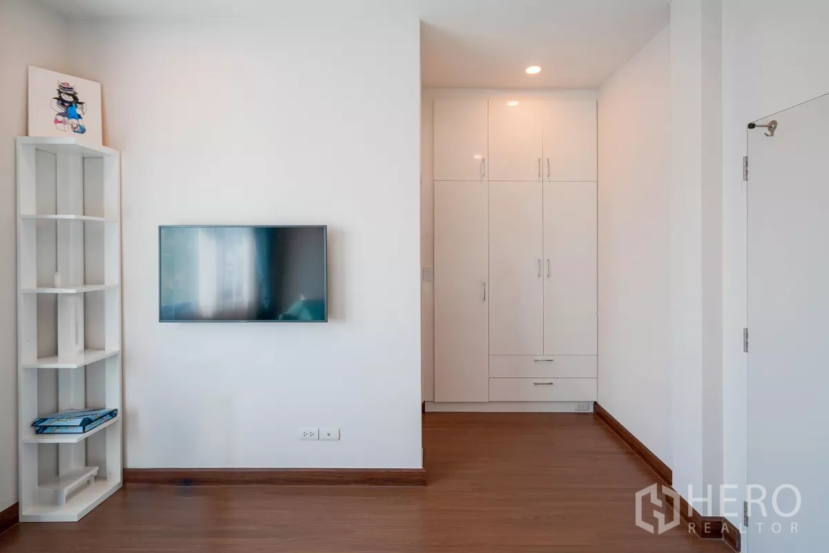 บ้าน ขายในSaphan Sung, Bangkok - ผนังห้องนอนติดทีวีและตู้เสื้อผ้าบิวท์อินสีขาว