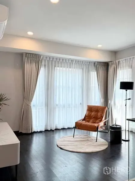 独立式住宅 出租或出售在Bang Phli, Samut Prakan - 采光充足的休闲区，环绕纱帘、筒灯天花和皮质单椅。