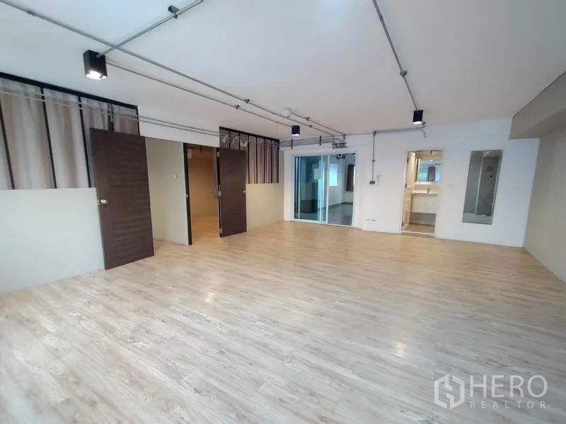 办公空间 出租在Phaya Thai, Bangkok - 宽敞室内，木质门，玻璃会议室以及通往卫生间的入口。