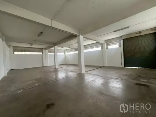 Warehouse for rent in Phra Khanong, Bangkok - Spacious warehouse interior with multiple bays and twin roller shutter doors