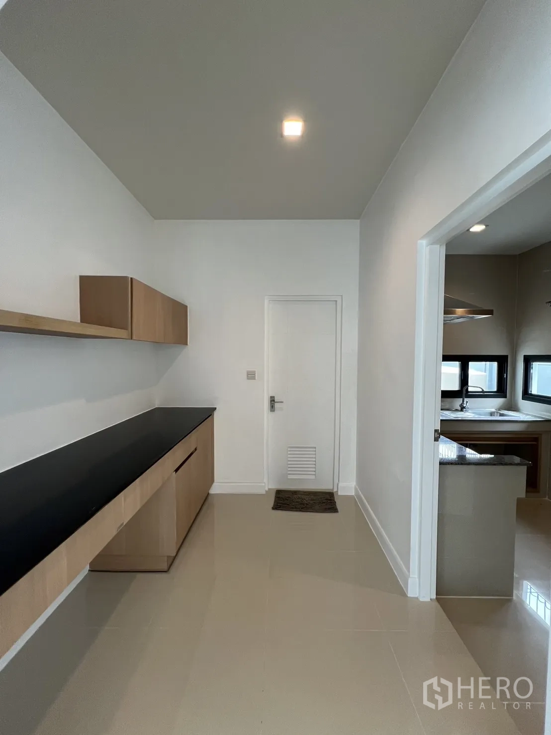 独立式住宅 出租在Bang Kapi, Bangkok - 从备餐区望向独立泰式厨房的门口视角。