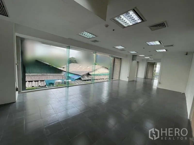 สำนักงาน ให้เช่า - พื้นที่สำนักงานรูปทรงสี่เหลี่ยมกว้าง พื้นกระเบื้องและชุดไฟฝ้า