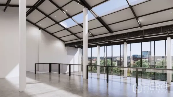 零售空间 出租在Watthana, Bangkok - 明亮展厅空间，抛光地面、筒灯、天窗与整面落地玻璃俯瞰城市景观。