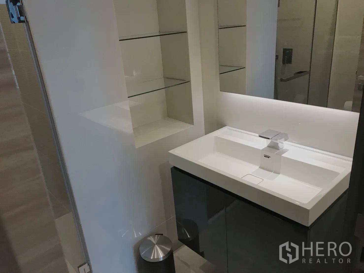 公寓 出租或出售在Bang Rak, Bangkok - 现代浴室盥洗台，超大镜面与壁龛置物
