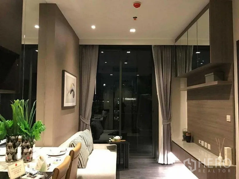 公寓 出租在Watthana, Bangkok - 开放式客餐厅通向阳台，可欣赏城市夜景。