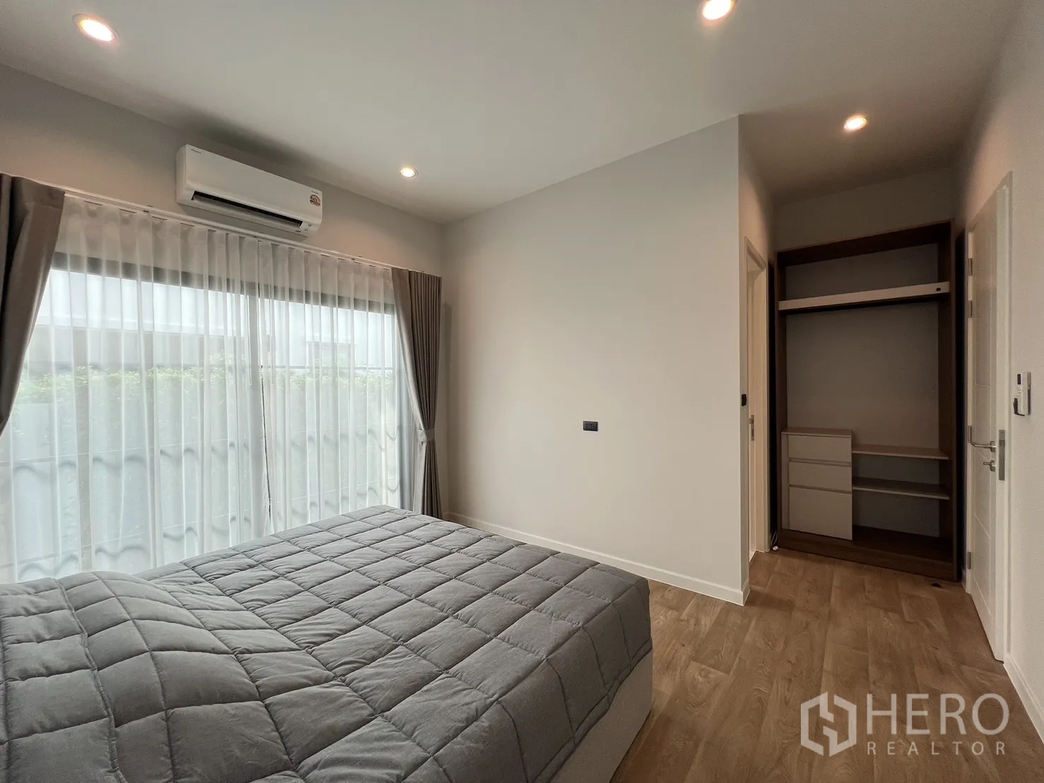 บ้านเดี่ยว for rent in Bang Phli, Samut Prakan - ห้องนอนหน้าต่างใหญ่ แอร์ และตู้เสื้อผ้าบิวท์อินเปิดโล่ง