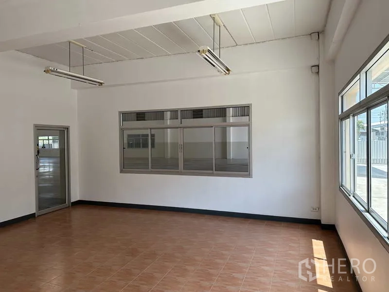 โรงงาน ให้เช่า - พื้นที่สำนักงานพร้อมหน้าต่างบานใหญ่มองเห็นโกดัง รับแสงธรรมชาติ