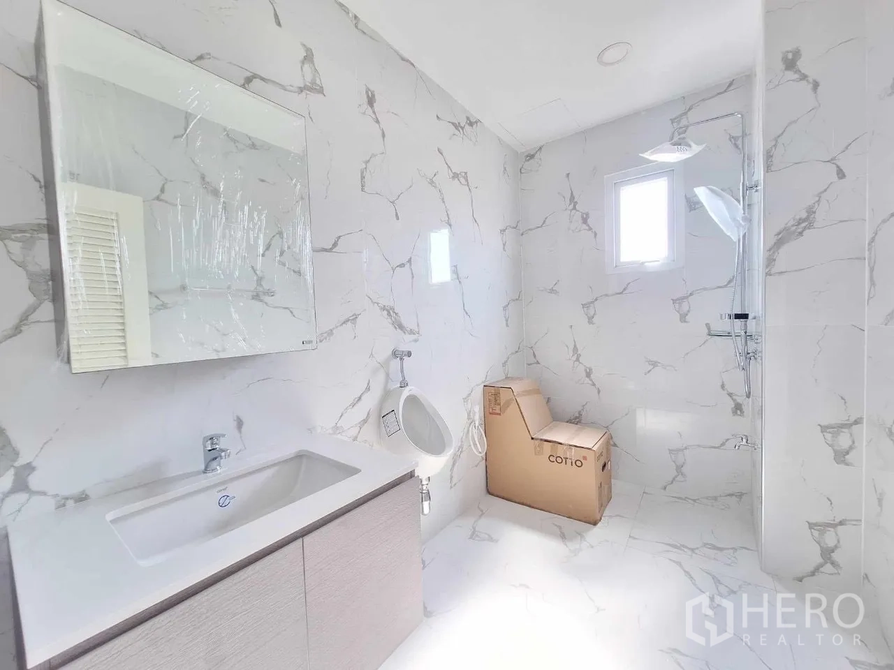 Office Space for sale in Bueng Kum, Bangkok - Modern bathroom with marble-effect tiles, vanity and shower.