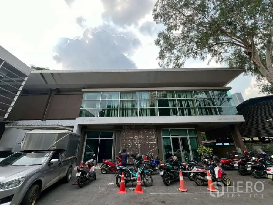 สำนักงาน ให้เช่าในWatthana, Bangkok - อาคารสำนักงานสองชั้นหน้ากระจก มีที่จอดมอเตอร์ไซค์ด้านหน้าใต้ชายคากว้าง