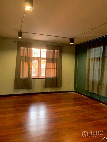 独立式住宅 出租或出售在Phra Khanong, Bangkok - 卧室配实木地板、射灯和纱帘。