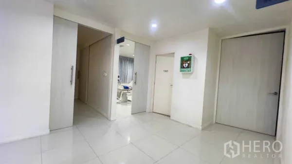 独立商业地产 出租在Khlong Toei, Bangkok - 整洁的门厅，推拉门通向诊疗式房间与洗手间。