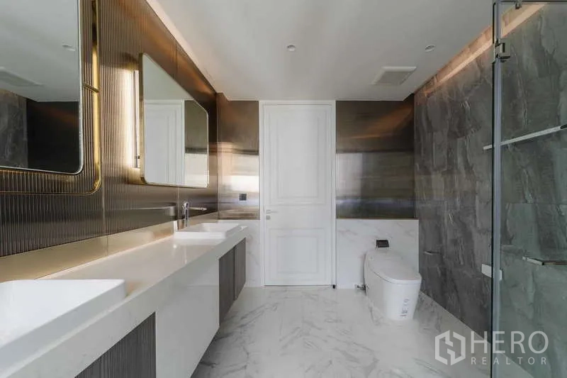 ทาวน์เฮาส์ ให้เช่าหรือขายในWatthana, Bangkok - ห้องน้ำกว้าง มีเคาน์เตอร์ล้างหน้าคู่ โถสุขภัณฑ์อัจฉริยะ และตู้กระจกอาบน้ำ