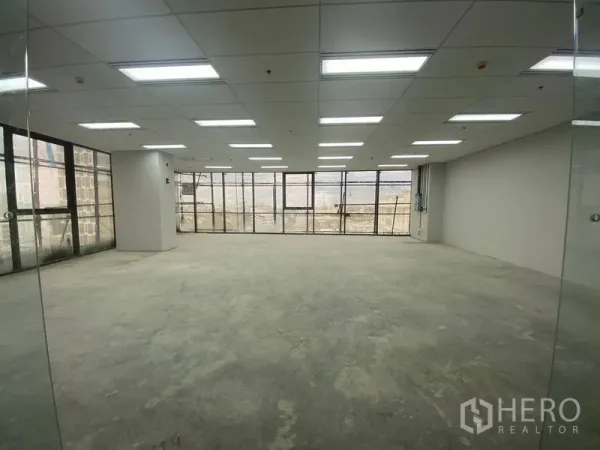 办公空间 出租 - 空置办公室，玻璃隔断、充足照明与面向城市的窗景。