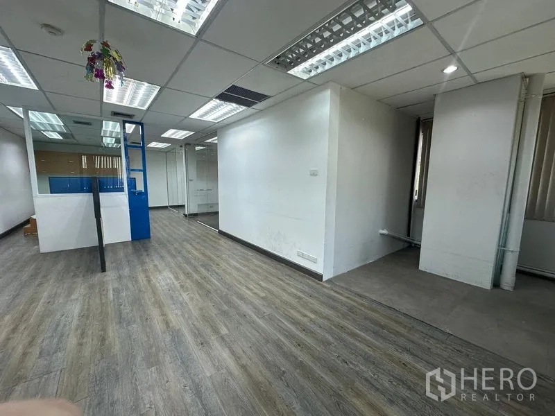 办公空间 出租在Khlong Toei, Bangkok - 办公室区域，隔断、吊顶照明与木纹地板