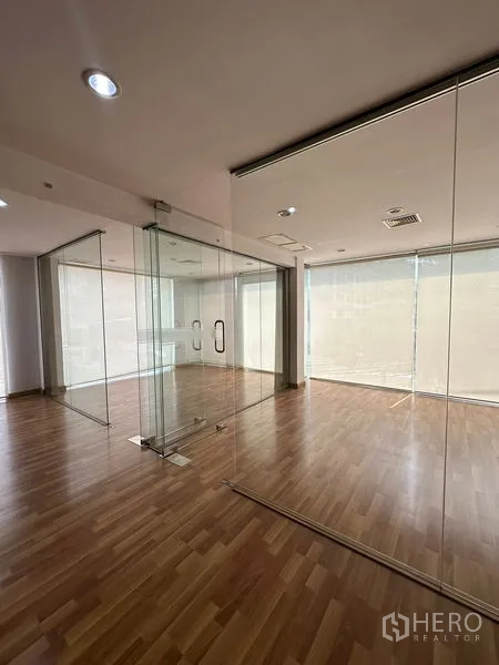 สำนักงาน ให้เช่าในPathum Wan, Bangkok - ห้องประชุมมุมกระจกใสกั้นพื้นที่ พื้นไม้